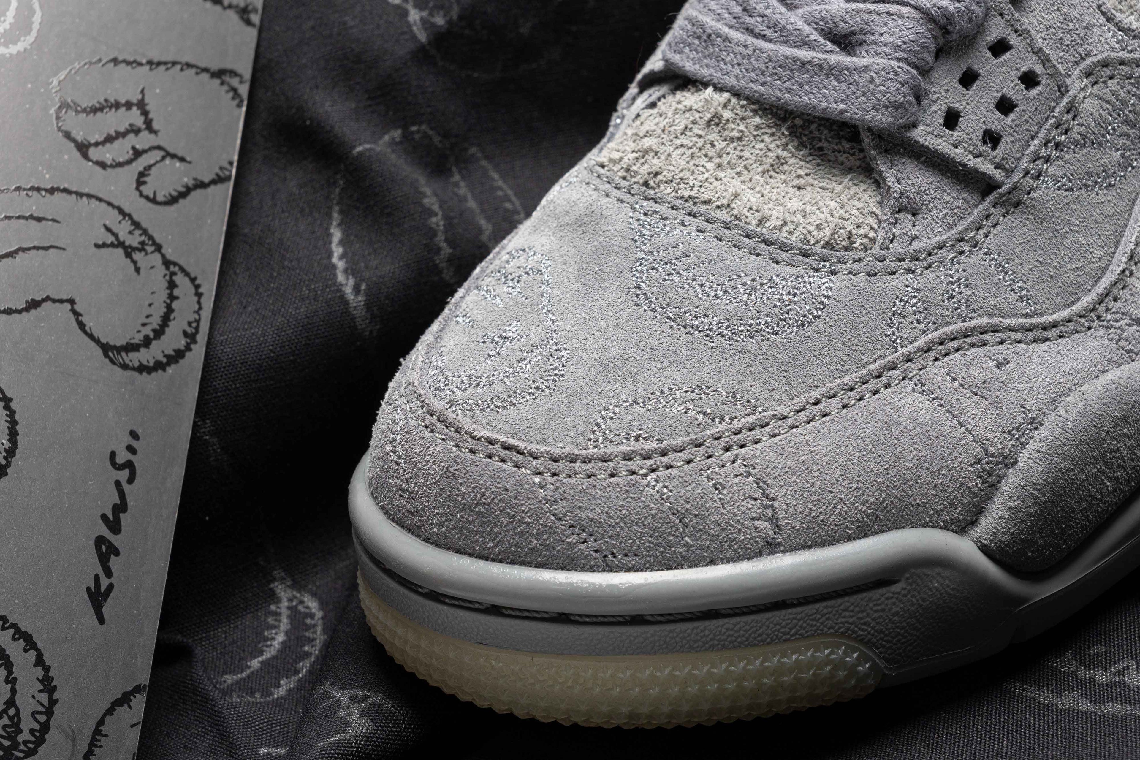 JORDAN 4 RETRO KAWS "COOL GREY"
