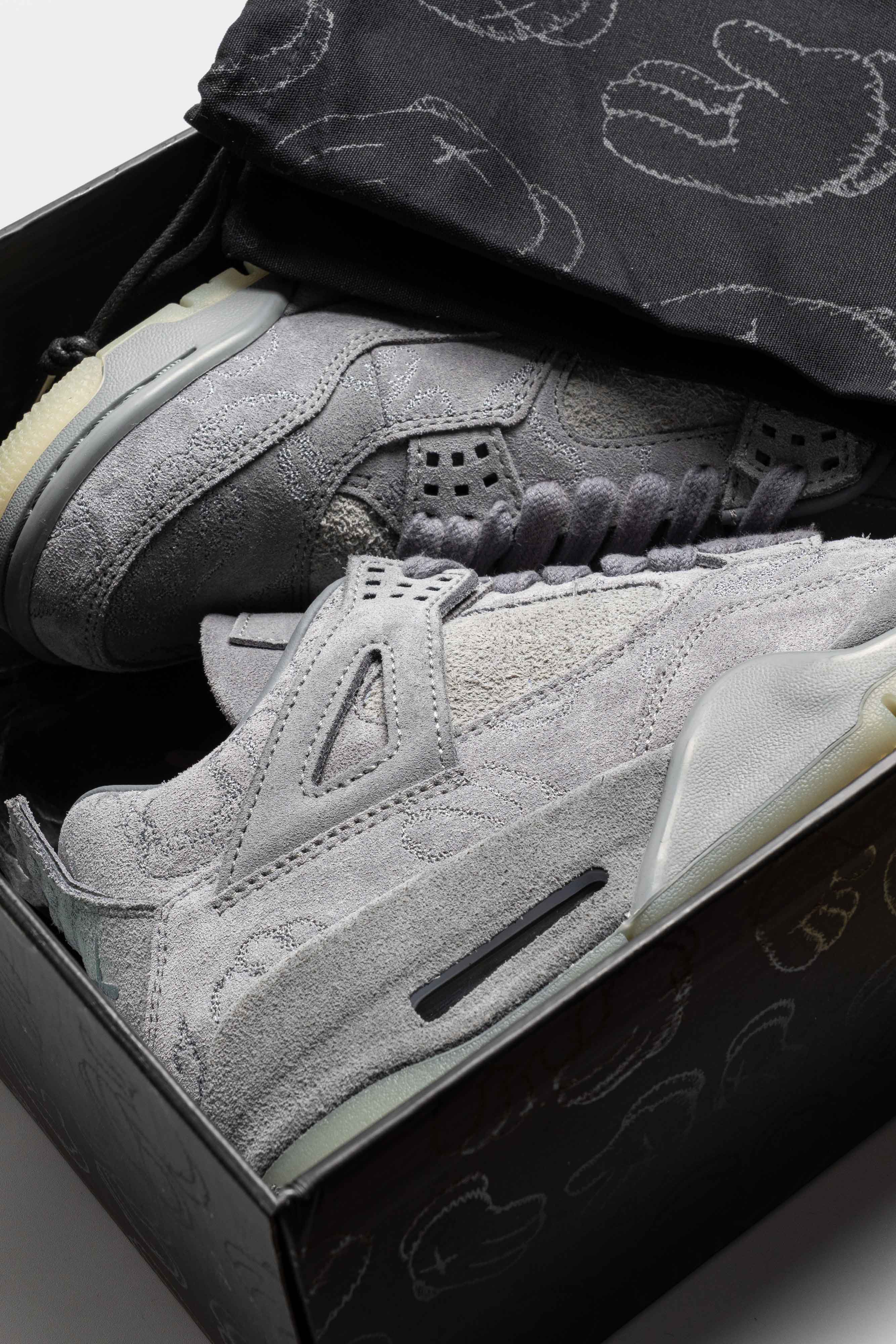 JORDAN 4 RETRO KAWS "COOL GREY"