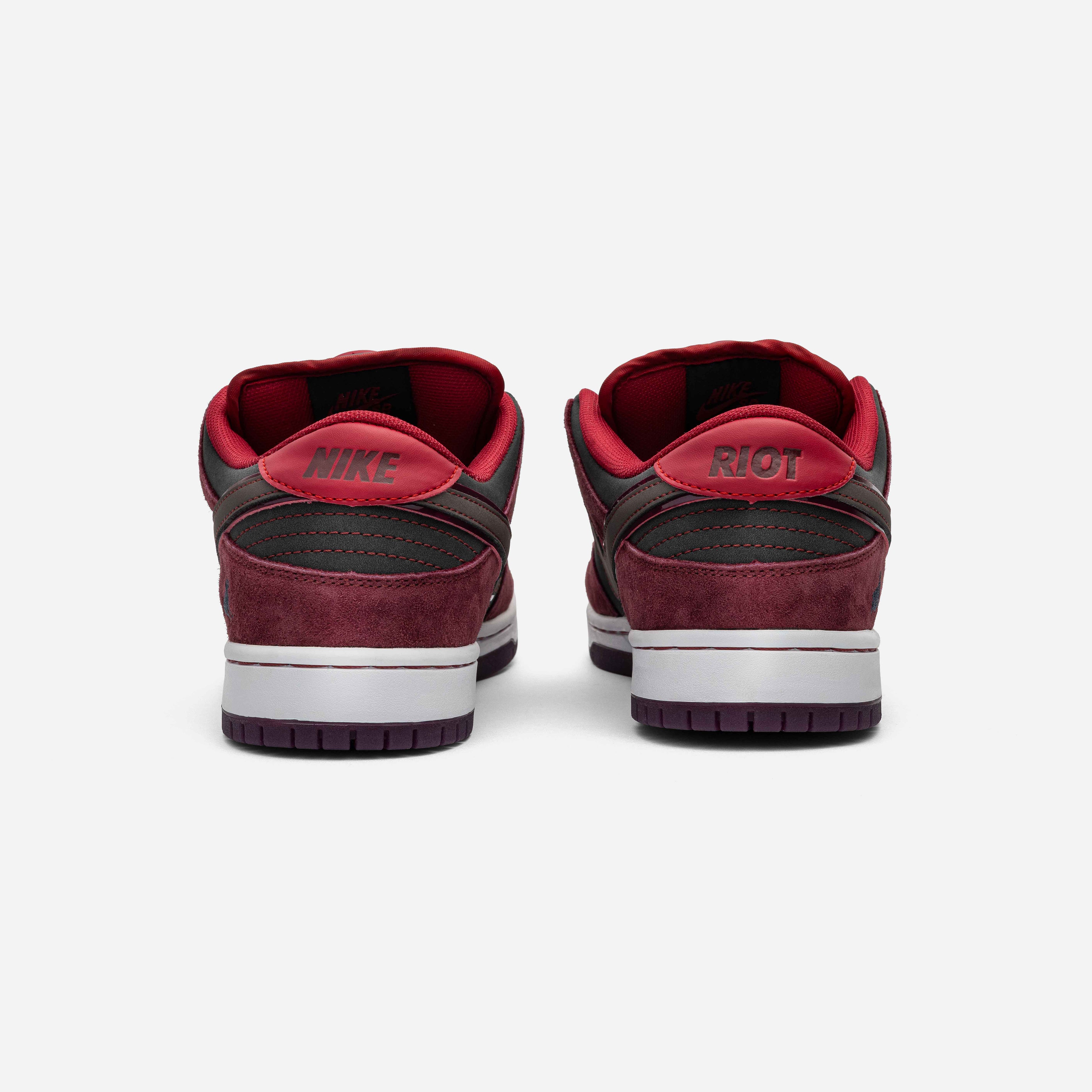NIKE SB DUNK LOW X RIOT SKATESHOP