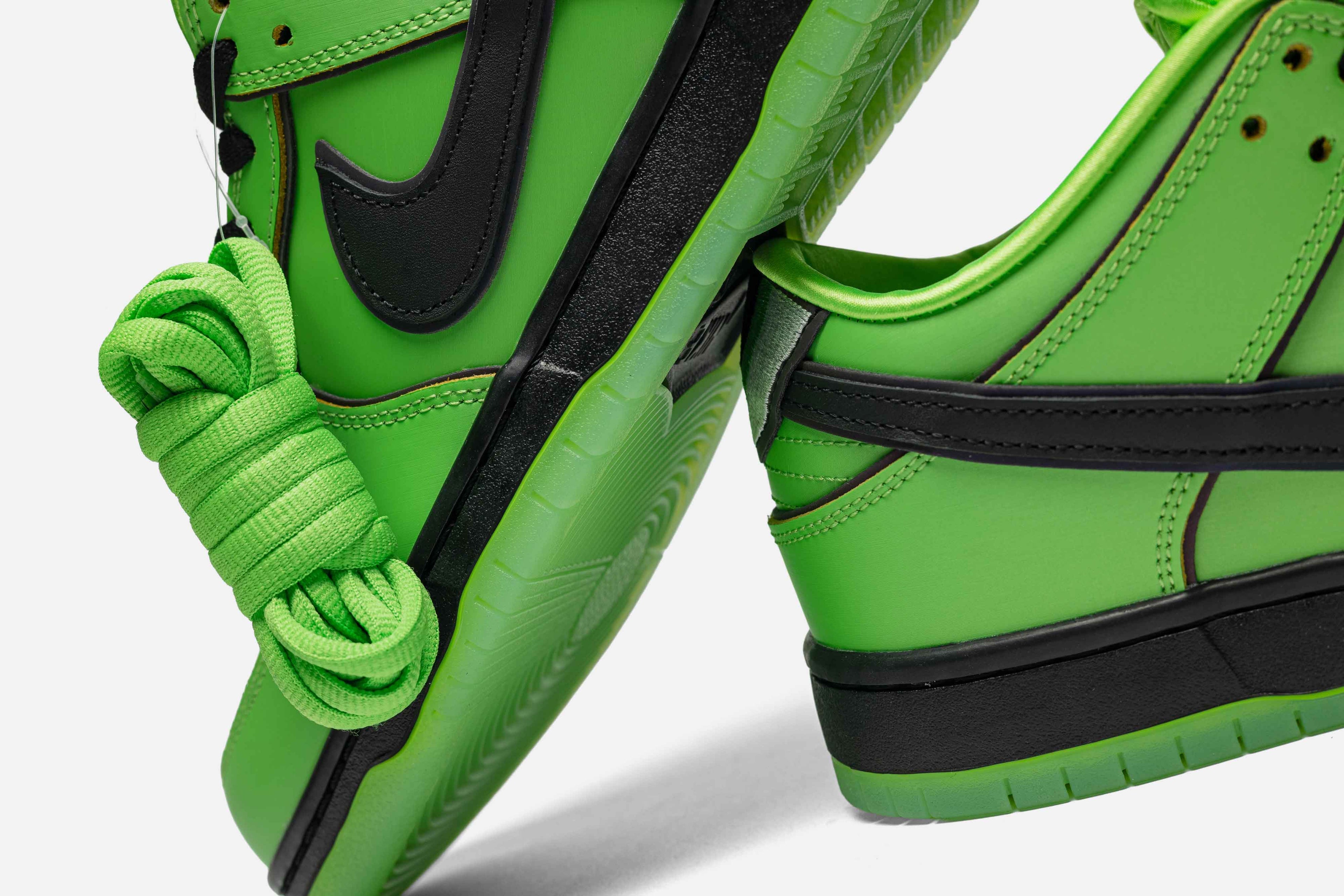 NIKE SB DUNK LOW X THE POWERPUFF GIRLS "BUTTERCUP"