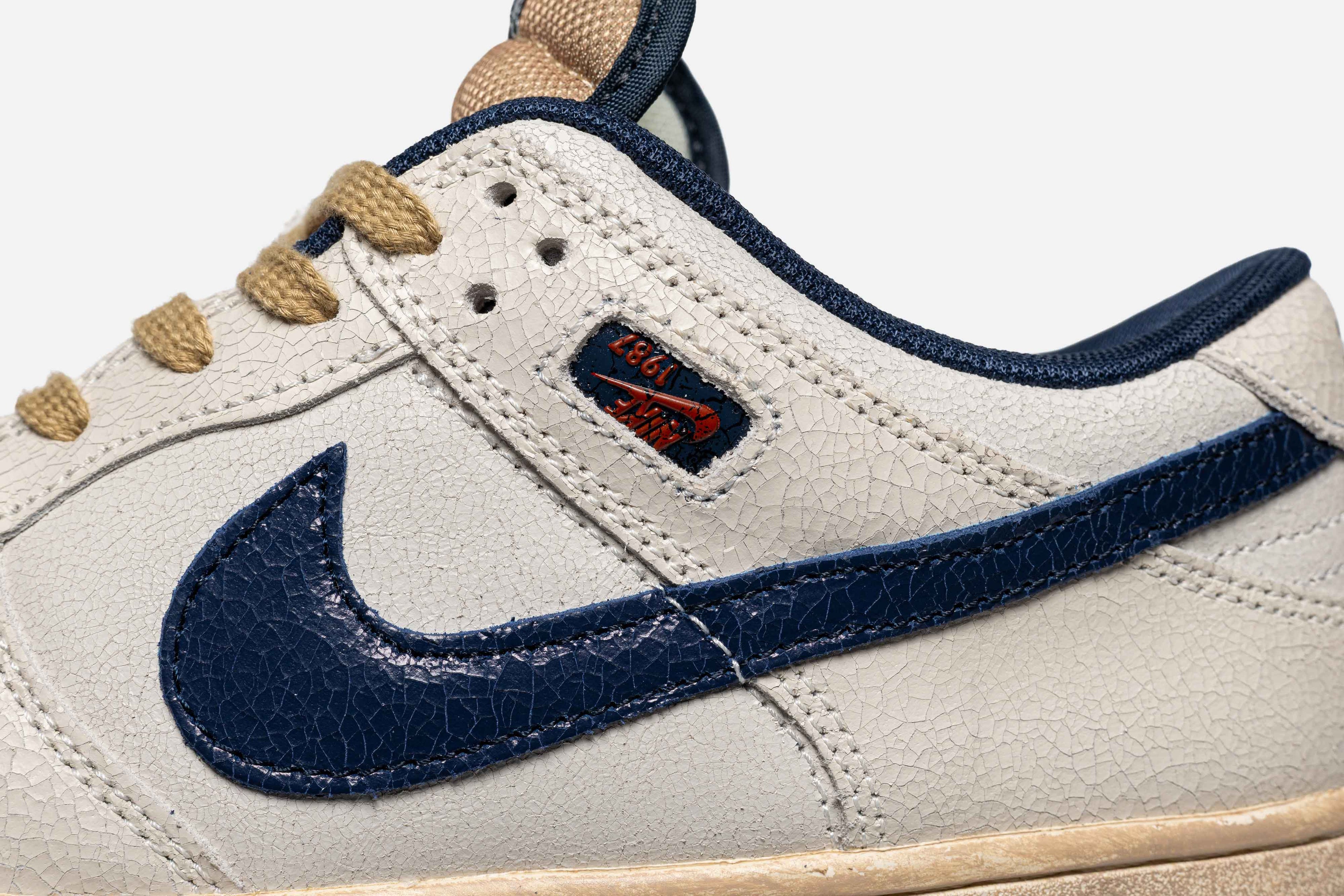 NIKE SB DUNK LOW X STRANGER THINGS "PHANTOM"